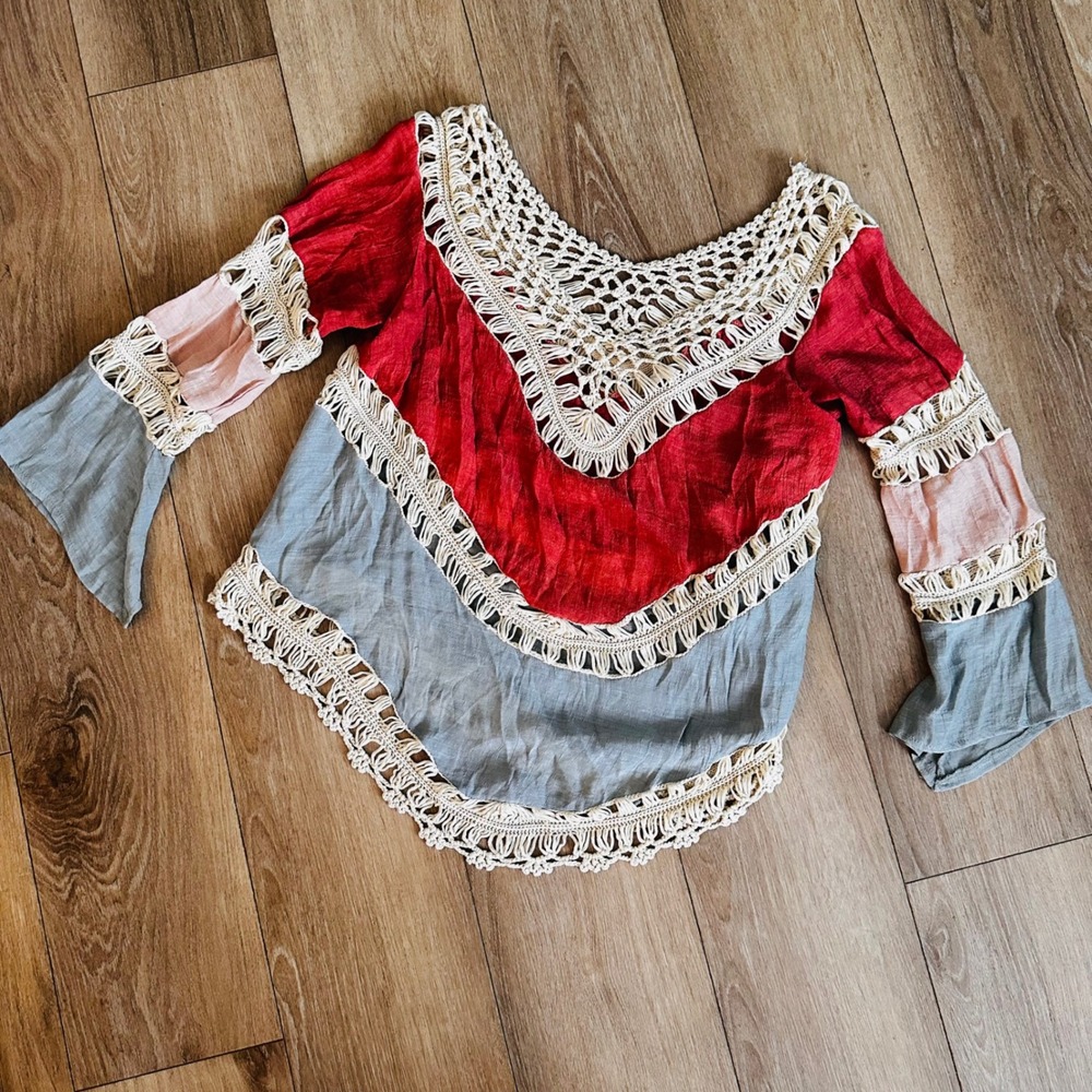 Umgee USA Womens‎ Boho Crochet Lace Fringe Bell Sleeve Blouse Red Grey M A1316